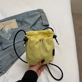 Mini borsa a secchiello in nylon giallo chiaro con cordoncino e tracolla nera - Giallo