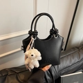 Schicke schwarze Bucket Bag mit Knotengriff und weißem Welpen-Anhänger aus Plüsch - Schwarz mit Anhänger