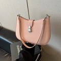 Elegante hellrosa gewebte Achseltasche mit Silberschnalle und glattem Lederbesatz - Rosa