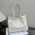 Sac fourre-tout crème à nœud avec cordon de serrage et cuir verni brillant - Blanc