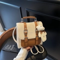 Mochila de cuero beige y marrón con un lindo colgante de un osito de peluche - Marrón