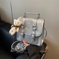 Mochila plateada metalizada con hebillas y colgante de osito de peluche blanco - Plateado