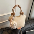 Cremefarbene Beuteltasche mit braunem Knotengriff und weißem Plüsch-Hundeanhänger - Beige Mit Anhänger