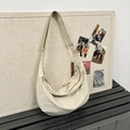Borsa a tracolla a mezzaluna minimalista in nylon bianco crema con ampia tracolla regolabile - Bianco Sporco