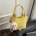 Gelbe Eimer-Tasche aus Leder mit Plüschpudel-Anhänger und verstellbarem Gurt - Gelb mit Anhänger