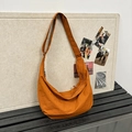 Borsa a tracolla minimalista in nylon arancio caramello con ampia tracolla - Arancione