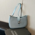 Light blue shoulder bag with woven texture, leather trim and vintage metal clasp - Blue