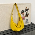 Borsa a tracolla a mezzaluna giallo brillante minimalista con tracolla regolabile - Giallo