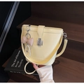 Hellgelbe Leder-Beuteltasche mit Metalldrehverschluss und Perlen-Schleifen-Anhänger - Mit Anhänger / Gebrochenes Weiß