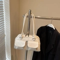 Schicke cremeweiße Schultertasche aus Kunstleder mit Doppeltaschen und Silberbeschlägen - Ohne Anhänger / Gebrochenes Weiß