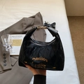 Borsa a tracolla nera lucida con texture, ricamo dorato e cinturino versatile - Nero