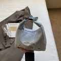 Borsa a mano azzurra plissettata con riflessi metallici, ricamo di gatto e fibbia argento - Blu