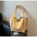Vista de detalle del bolso tote en piel sintética crema con bolsillo frontal de moda - Caqui