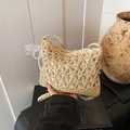 Borsa a mano in paglia intrecciata con motivi a stella, pizzo e manico di perle - Con Ciondolo / Beige