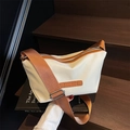 Minimalistische beige Nylon-Umhängetasche mit braunem Webriemen und Leder-Logo-Patch - Gebrochenes Weiß