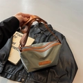 Graugrüne Nylon-Umhängetasche mit braunem Lederbesatz und breitem Gurtband für Damen - Grün