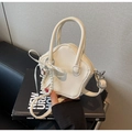 Dettaglio della borsa a tracolla a forma di stella con fiocco in seta e perle - Con Ciondolo / Bianco Sporco