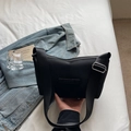 Minimalistische schwarze Nylon Umhängetasche mit breitem Trageriemen und silbernen Details - Schwarz