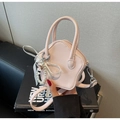 Dettaglio della mini borsa rosa a forma di fiore con ciondolo di perle e fiocco decorativo - Con Ciondolo / Rosa
