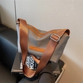 Graue Nylon-Umhängetasche mit braunem Lederbesatz und breitem verstellbarem Schultergurt - Grau