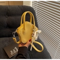Borsa a tracolla gialla a forma di stella con cerniera e ciondolo a bambolina - Con Ciondolo / Giallo