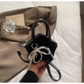 Dettaglio della mini borsa a stella in pelle verniciata nera con catena di perle e fiocco - Con Ciondolo / Nero
