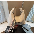 Detalle del bolso blanco brillante con colgante de ábaco y accesorios de cuerda - Beige Con Amuleto