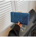 Dettaglio borsa da sera con stampa leopardata blu, cornice in metallo dorato e catena - Blu