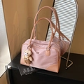 Bolso bowling de nailon morado rosado con ribete naranja y colgante de osito - Rosa con colgante