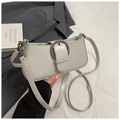 Detail einer cremefarbenen Leder-Schultertasche mit einer silbernen Vintage-Schnalle - Baguette-Tasche/Achselhöhlentasche (LPJX-2762) / Hellgrau