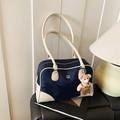 Bolso bowling azul marino con asas de cuero blanco y colgante de oso de peluche - Azul con Colgante
