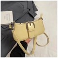 Detailaufnahme der gelben PU-Leder Baguette-Tasche mit Metallschnalle auf grauem Sakko - Baguette-Tasche/Achselhöhlentasche (LPJX-2762) / Süße Pomelo