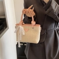 Handgewebte beige Strohtasche mit rosa Lederbesatz und weißer Spitzenschleifen-Deko - Khaki