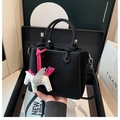 Bolso cubo de cuero granulado negro con colgante de pegaso en estuche de regalo - Con Colgante de Pegaso / Negro