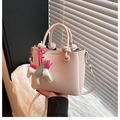 Bolso cubo rosa con textura de lichi, asas con nudos y un colgante de pegaso blanco - Con Colgante de Pegaso / Rosa