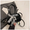 Detalle del bolso Boston de charol negro con lazo de encaje de perlas y colgante - Estilo con Colgante / Negro con colgante
