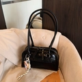 Borsa a tracolla minimalista in pelle nera con manici sottili e ciondolo decorativo - Nero con ciondolo