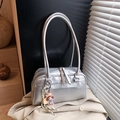 Borsa a spalla argento metallizzato con doppia cerniera e ciondolo a forma di bambola - Argento (Con Ciondolo)