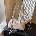 Borsa Boston in pelle crema con doppia cerniera e ciondolo a cartone su superficie nera - Rosa con ciondolo
