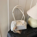 Elegante borsa a spalla in ecopelle bianco crema con ciondolo carino e forma a cuscino - Bianco con ciondolo