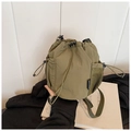 Detalle del bolso saco de nylon verde militar con bolsillo lateral de malla y correa - Verde