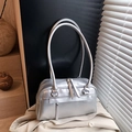 Schicke silberne Metallic-Handtasche im Kissen-Stil mit langen Griffen und Doppelreißverschluss - Silber Ohne Anhänger
