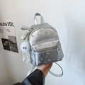 Mini sac à dos argenté métallisé avec imprimés fleurs roses et charme en peluche - Petit Argent Avec Pendentif