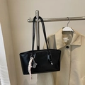 Sac fourre-tout noir brillant en cuir PU avec pendentif tressé et fines bandoulières - Avec Pendentif / Noir