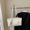 Sac à main beige chic avec gaufrage de lettres et détail de charme en corde tressée - Avec Pendentif / Blanc Cassé