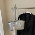 Sac fourre-tout argenté métallisé avec breloque raquette et fines lanières - Avec Pendentif / Argent