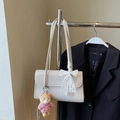 Sac à bandoulière carré crème avec un nœud en dentelle et un pendentif ours mignon - Avec Pendentif / Blanc