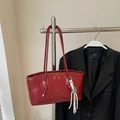 Sac fourre-tout rouge en cuir ciré avec de longues bandoulières nouées et pendentif - Avec Pendentif / Rouge Ancorra