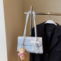 Sac à épaule en cuir verni bleu clair avec nœud en dentelle blanche et bijou ours - Avec Pendentif / Bleu