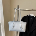 Grand sac cabas blanc en cuir avec texte embossé et bandoulière à nœuds élégants - Sans Pendentif / Bleu